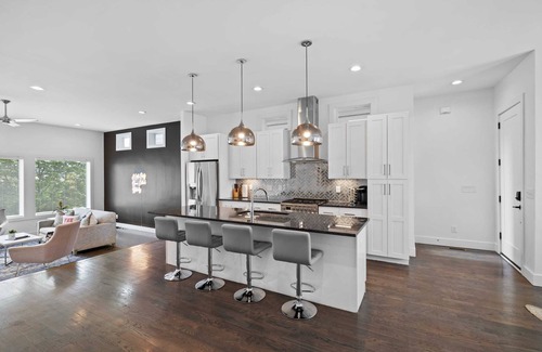 Berry Hill Casa | Huge Home in Music City -7 Beds, Balcony & Fire