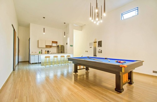 Zona Rosa Apartamento | Huge Jacuzzi! 6-bedroom apartment one block from Park LLeras 6 private bathrooms