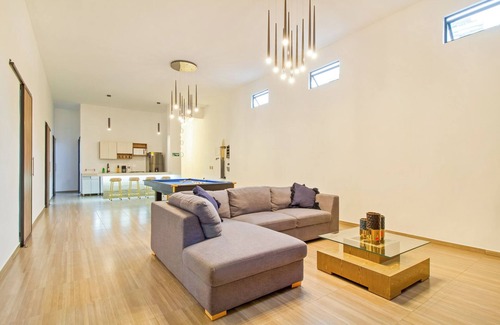 Zona Rosa Apartamento | Huge Jacuzzi! 6-bedroom apartment one block from Park LLeras 6 private bathrooms
