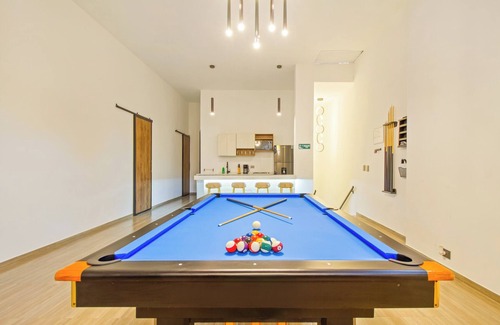 Zona Rosa Apartamento | Huge Jacuzzi! 6-bedroom apartment one block from Park LLeras 6 private bathrooms