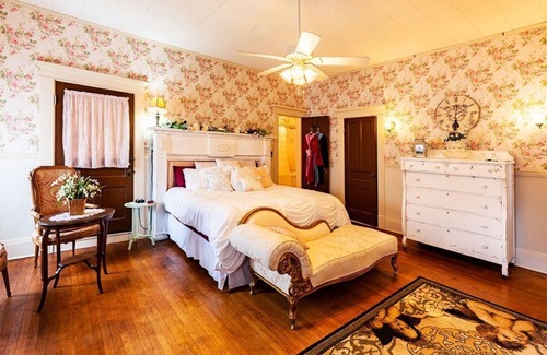 Gainesville Cama Y Desayuno | Huge King Suite with Fireplace, Private Bath, Hot Tub and Pool.