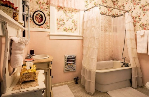 Gainesville Cama Y Desayuno | Huge King Suite with Fireplace, Private Bath, Hot Tub and Pool.