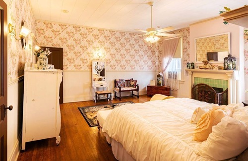 Gainesville Cama Y Desayuno | Huge King Suite with Fireplace, Private Bath, Hot Tub and Pool.