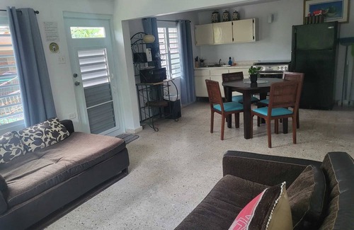 Trujillo Alto Apartamento | Enorme-Ubicación-Transporte- 8mile beach, SJUairport, vida nocturna, a pie de panadería