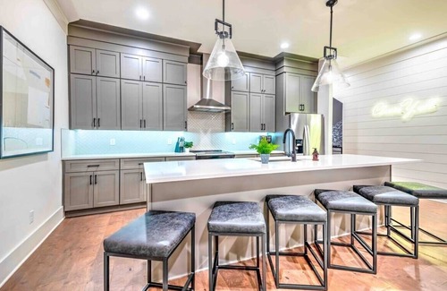 Eastwood Casa | Huge Lux Home! 17 beds! Insta! Baller Game Room!