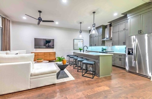 Eastwood Casa | Huge Lux Home! 17 beds! Insta! Baller Game Room!