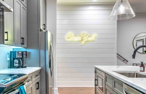 Eastwood Casa | Huge Lux Home! 17 beds! Insta! Baller Game Room!