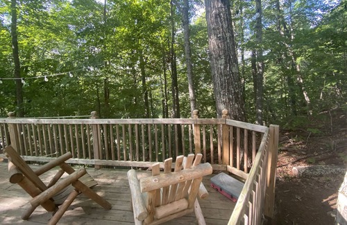 Thorn Hill Alquiler De RV | ¡Enorme tienda de glamping de lujo enclavada en la naturaleza junto a 2 cascadas!