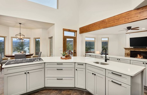 Woodland Park Casa | ★ Huge Luxury Home ★ Views ★ Hot Tub ★ Fire Pit ★