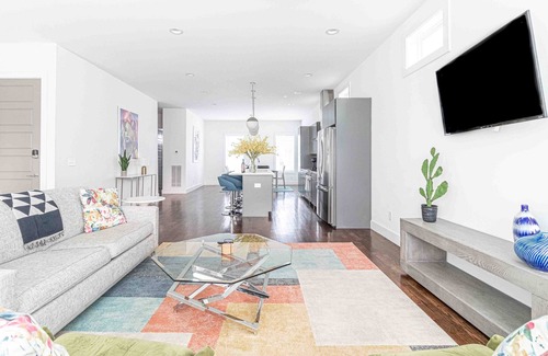 Berry Hill Casa | Huge Luxury Home with 7 Beds, Balcony & Fireplace