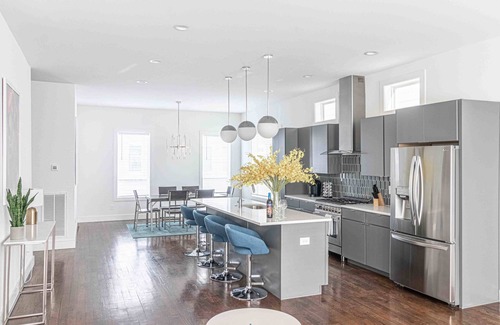 Berry Hill Casa | Huge Luxury Home with 7 Beds, Balcony & Fireplace