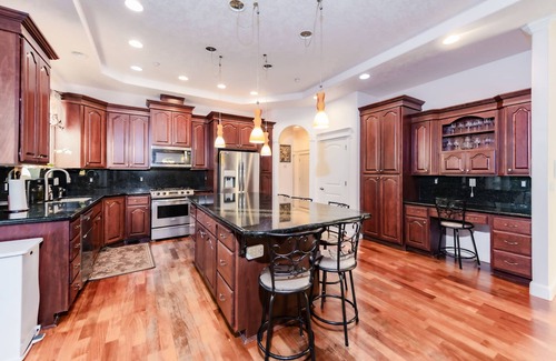 Powellhurst-Gilbert Casa | Huge Luxury Home with huge Deck near Powell Butte Park