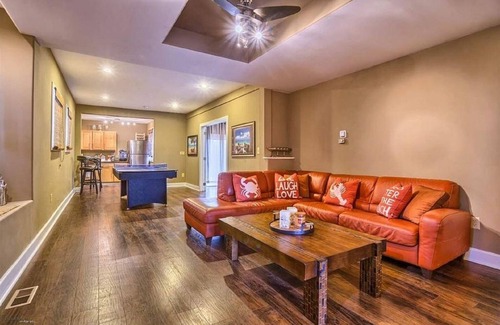 Cape May - Wildwood Casa | Enorme, moderno, casa de 2 pisos, disponible durante todo el año! ¡Cubiertas / patio privado / ping pong y más!
