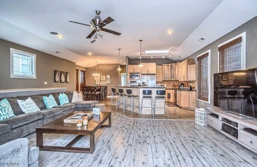 Cape May - Wildwood Casa | Enorme, moderno, casa de 2 pisos, disponible durante todo el año! ¡Cubiertas / patio privado / ping pong y más!
