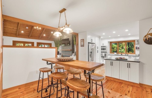 McGaheysville Cabina | Huge/Mountain Views/Theater/Ski/HotTub/Sauna/GameRoom