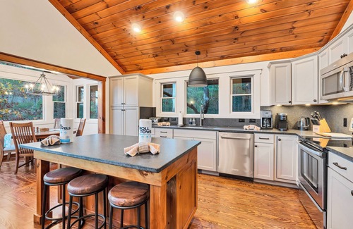 Townsend Casa | HUGE MTN VIEWS 4 BR/3Bath with Hot Tub, WiFi, Pool Access