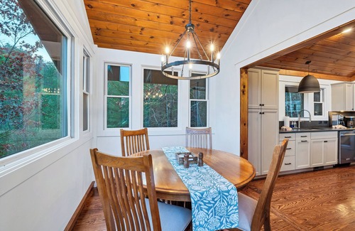 Townsend Casa | HUGE MTN VIEWS 4 BR/3Bath with Hot Tub, WiFi, Pool Access