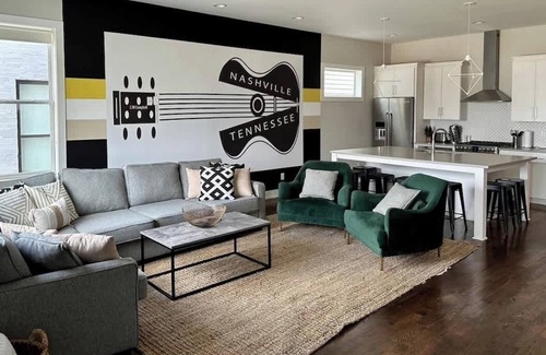 Hadley - Washington Casa | Brand New Music City Stunner con azotea privada y vistas impresionantes de la ciudad.