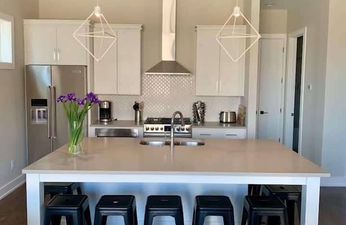 Hadley - Washington Casa | Brand New Music City Stunner con azotea privada y vistas impresionantes de la ciudad.