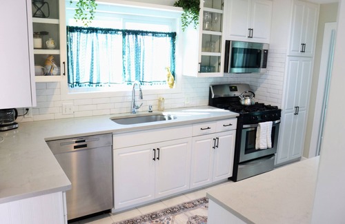 Tarrytown Casa | Huge pool, massage chair, ping pong, outdoor kitchen, fire pit, new cozy beds,
