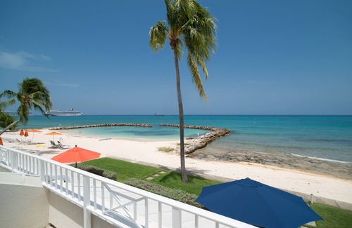 Seven Mile Beach Condominio | Enorme Porche! 3Bedroom-Oceanfront Condo