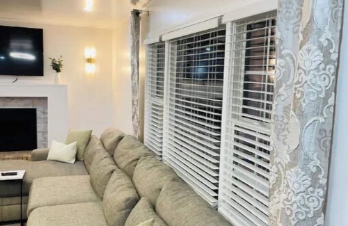 Concord Casa | Huge Private Pool / Large Fenced Yard / Firepit / Luxury / Walk to Gibson Mill