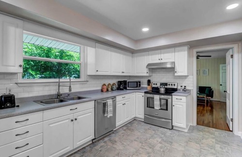 Avondale Casa | HUGE ranch style house with an MCM flare!