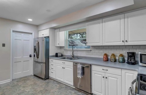 Avondale Casa | HUGE ranch style house with an MCM flare!