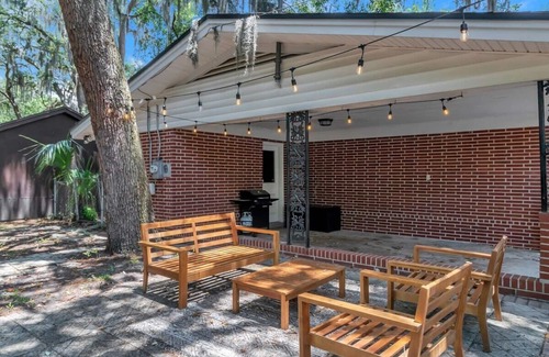 Avondale Casa | HUGE ranch style house with an MCM flare!