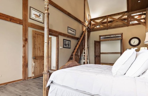 McHenry Casa | Huge Renovated Barn Estate. Perfect for Groups