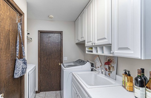 Schaumburg Casa | Huge Schaumburg 5 br/3.5ba w/ bonus rooms/office