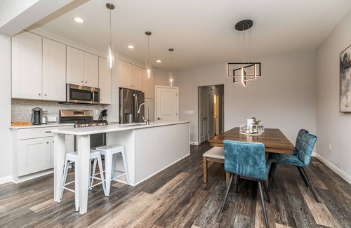 Mann Casa | Huge Townhouse - near UIowa, Kinnick, Hospitals, Carver