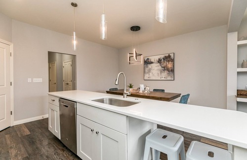 Mann Casa | Huge Townhouse - near UIowa, Kinnick, Hospitals, Carver