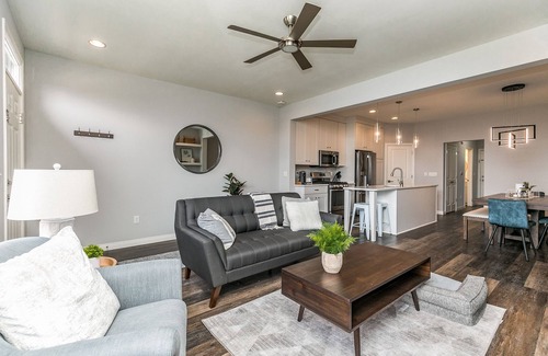 Mann Casa | Huge Townhouse - near UIowa, Kinnick, Hospitals, Carver