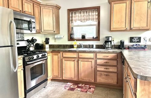 Locust Lake Village Chalet De Esquí | Huge w/Fire Pit, Pets, Game Room, Hike, Quiet Street, Summer in the Mountains!
