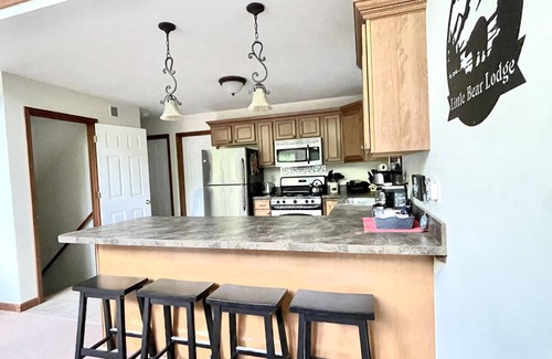 Locust Lake Village Chalet De Esquí | Huge w/Fire Pit, Pets, Game Room, Hike, Quiet Street, Summer in the Mountains!