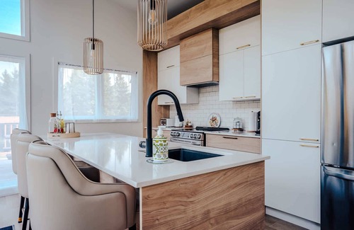 Riviere-Rouge Casa | Huge Waterfront Modern Cottage on the Rouge River