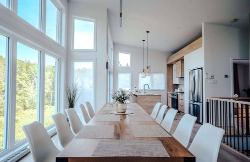 Riviere-Rouge Casa | Huge Waterfront Modern Cottage on the Rouge River