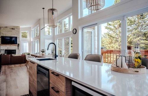Riviere-Rouge Casa | Huge Waterfront Modern Cottage on the Rouge River