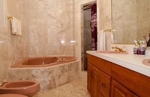 Bahamas Terrace Condominio | Huge Waterfront Condo with Balcony