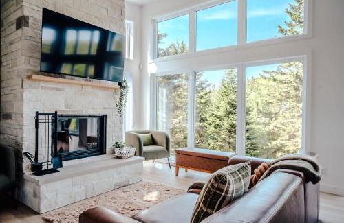Riviere-Rouge Casa | Huge Waterfront Modern Cottage on the Rouge River