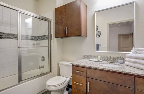 West Campus Apartamento | Huge West Campus Flat + In-Unit Theater + Pool