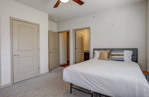 West Campus Apartamento | Huge West Campus Flat + In-Unit Theater + Pool