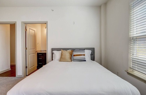 West Campus Apartamento | Huge West Campus Flat + In-Unit Theater + Pool
