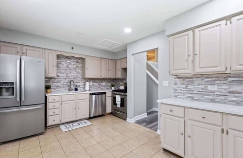 St. Charles Casa | Huge Yard + Patio + King | LCP Collection