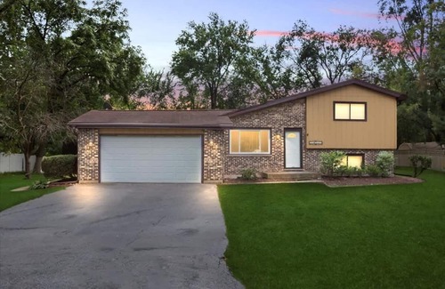 St. Charles Casa | Huge Yard + Patio + King | LCP Collection