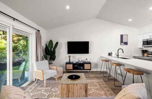 Barton Hills Casa | Huge Yard, Putting Green, Hot Tub & King Bed! Walk to Barton Springs/Zilker Park