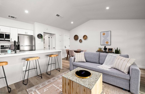 Barton Hills Casa | Huge Yard, Putting Green, Hot Tub & King Bed! Walk to Barton Springs/Zilker Park