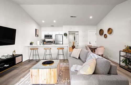 Barton Hills Casa | Huge Yard, Putting Green, Hot Tub & King Bed! Walk to Barton Springs/Zilker Park