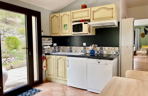 Esparron-de-Verdon Apartamento | Hugo's Garriga with its terrace and private access to Lake Esparron de Verdon